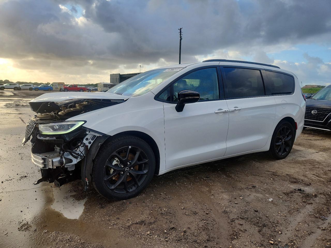 2025 CHRYSLER PACIFICA Limited — Front 3/4