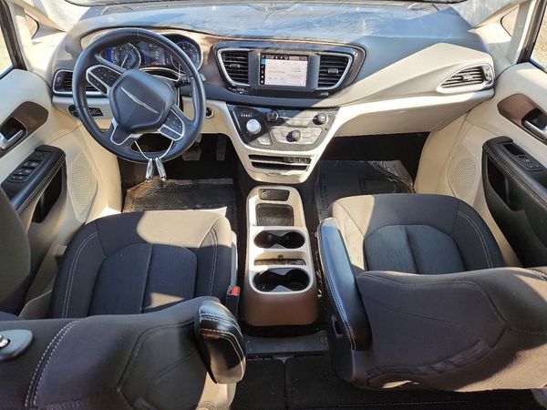 2022 CHRYSLER VOYAGER LX