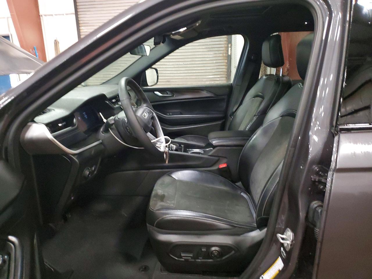 2025 JEEP GRAND CHEROKEE Laredo, Altitude