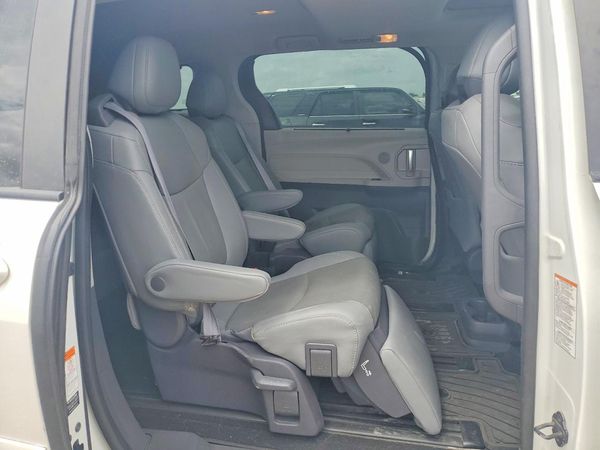 2021 TOYOTA SIENNA Limited