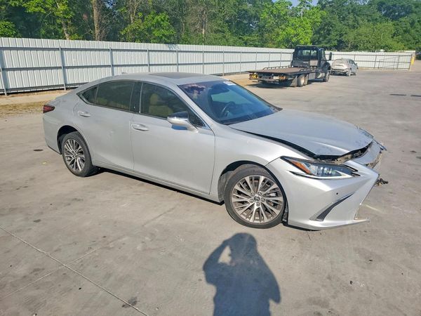 2019 LEXUS ES