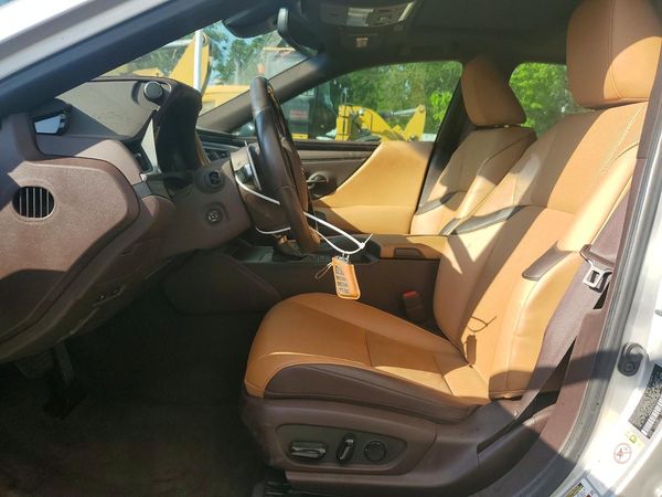 2019 LEXUS ES