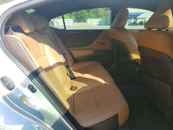 2019 LEXUS ES