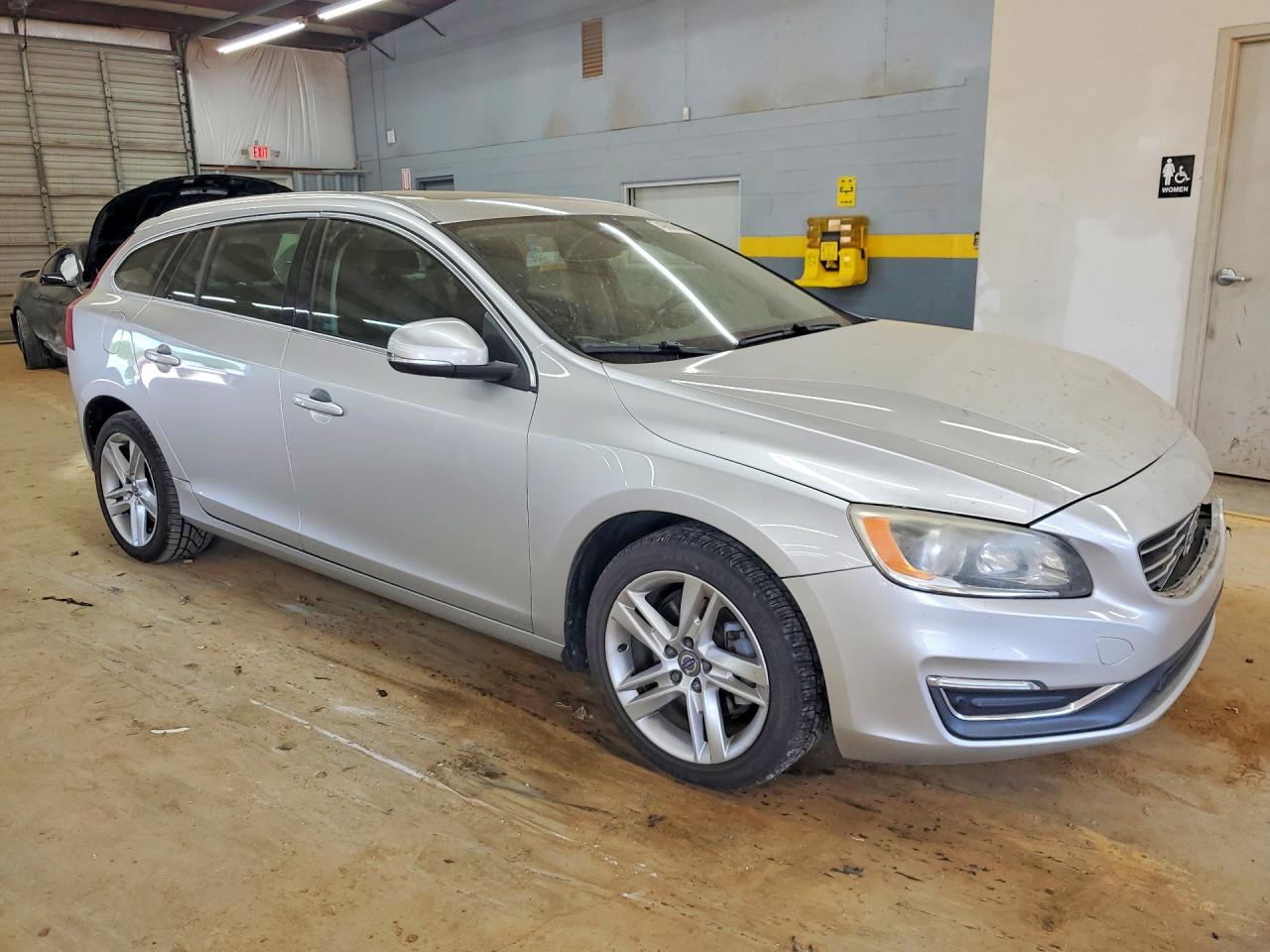 2015 VOLVO V60 Premier (non R design)