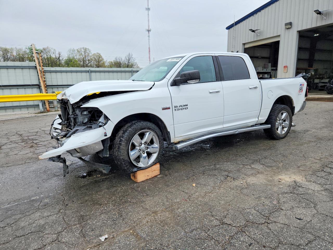2015 RAM 1500 SLT CREW CAB 4X4