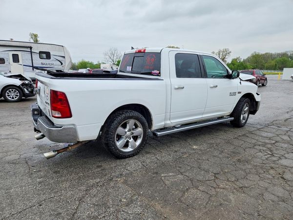 2015 RAM 1500 SLT CREW CAB 4X4
