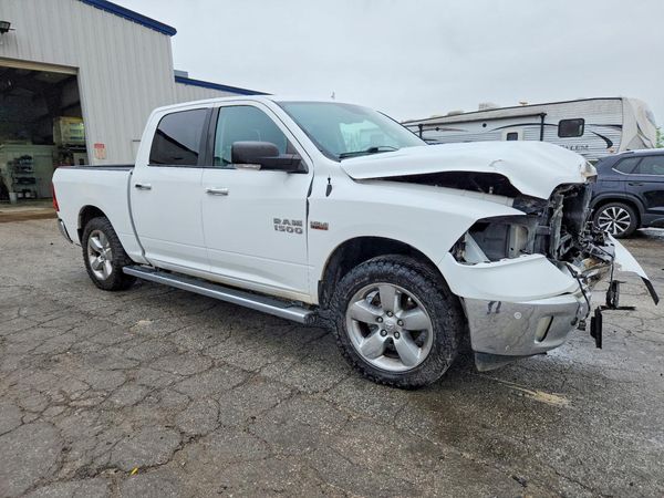 2015 RAM 1500 SLT CREW CAB 4X4