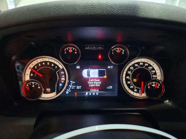 2015 RAM 1500 SLT CREW CAB 4X4