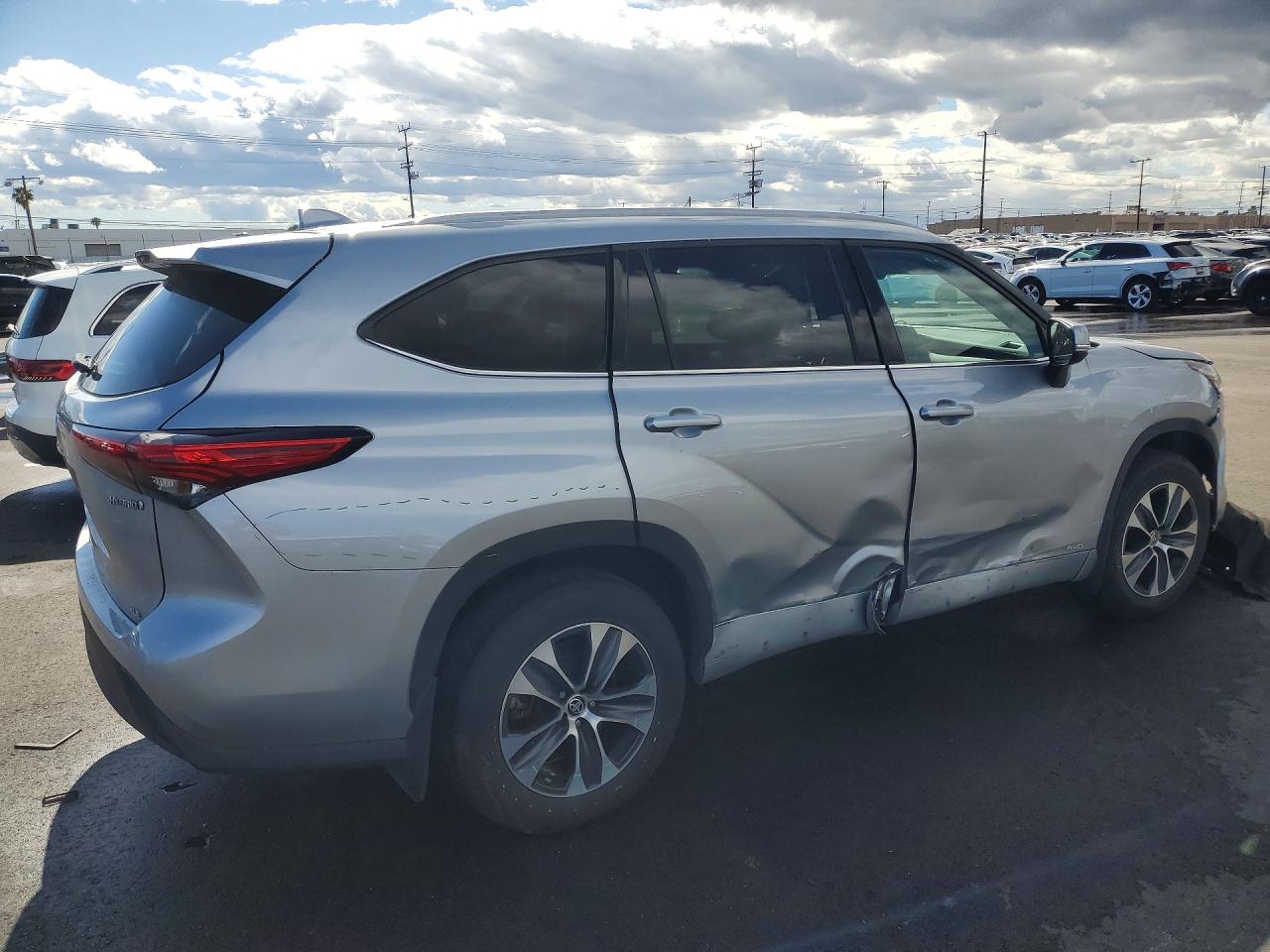 2022 TOYOTA HIGHLANDER HYBRID XLE