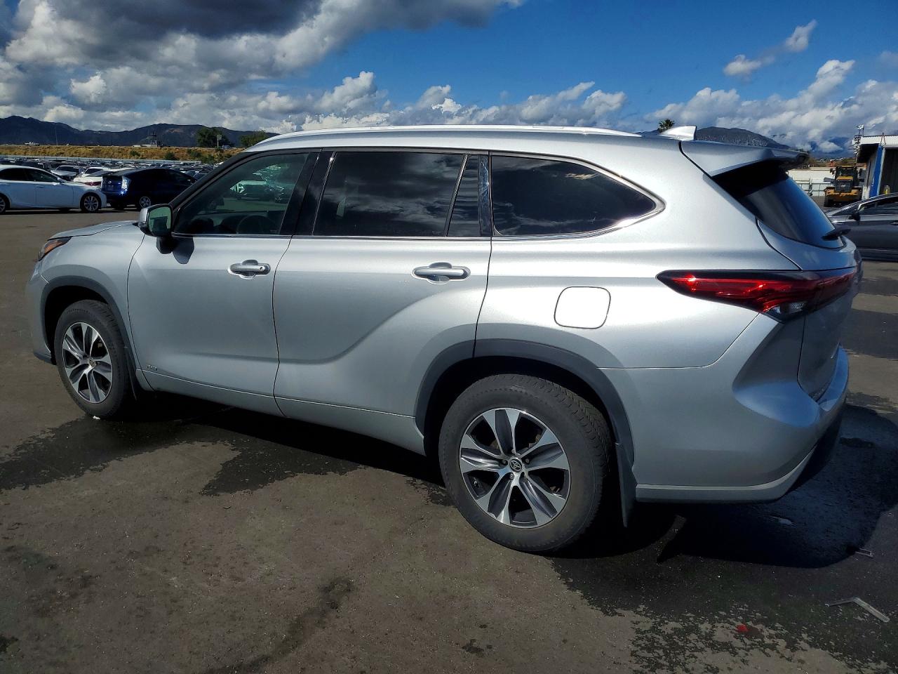 2022 TOYOTA HIGHLANDER HYBRID XLE