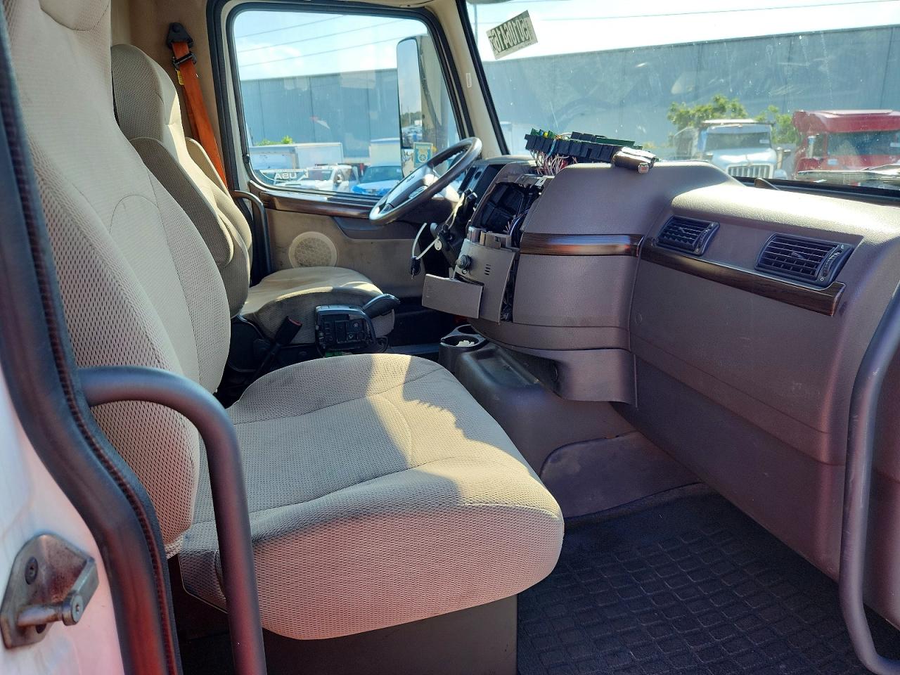 2017 VOLVO VNM