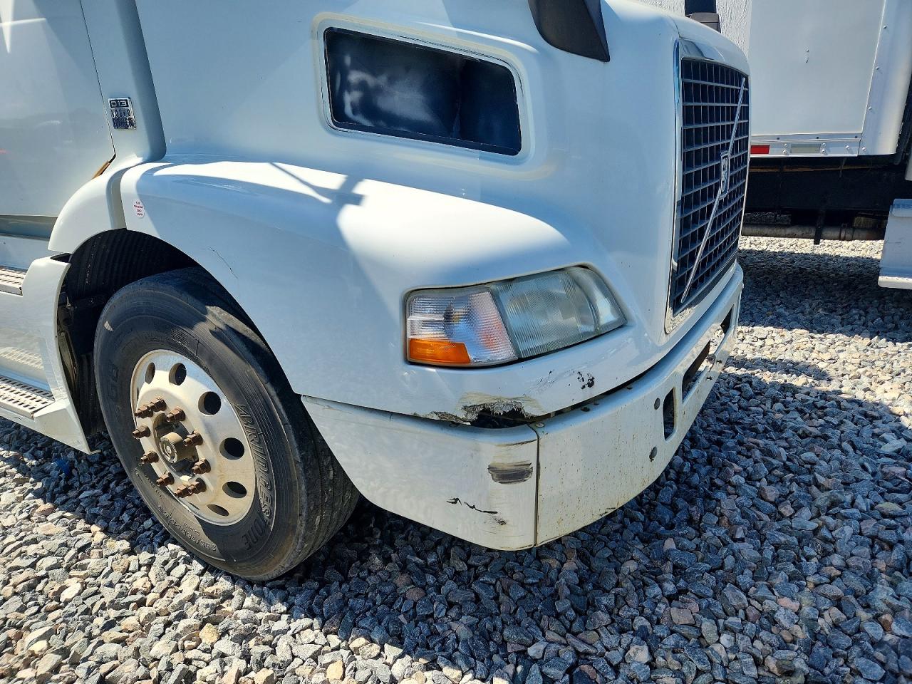 2017 VOLVO VNM