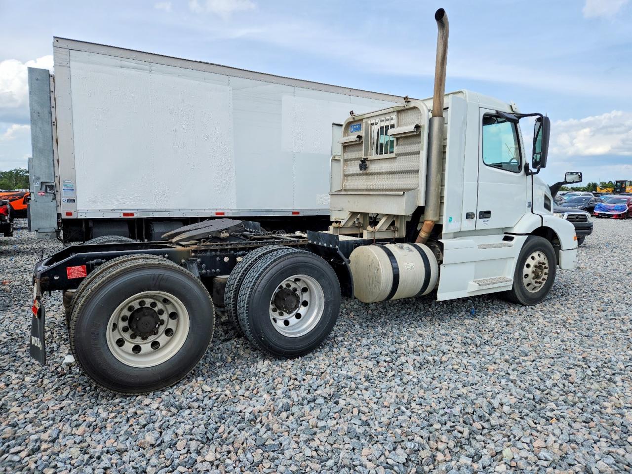 2017 VOLVO VNM