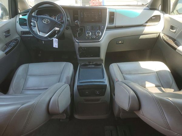 2017 TOYOTA SIENNA