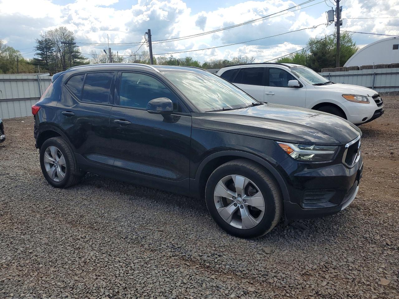 2020 VOLVO XC40 Momentum