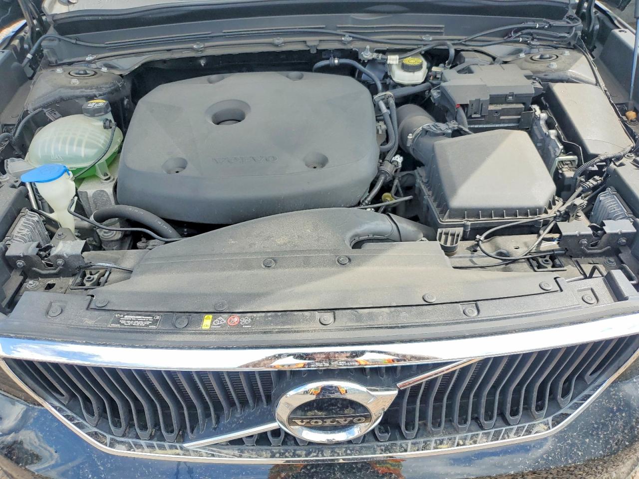 2020 VOLVO XC40 Momentum