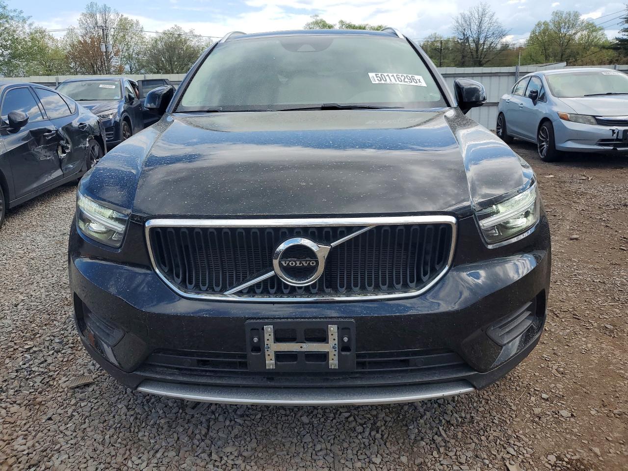 2020 VOLVO XC40 Momentum