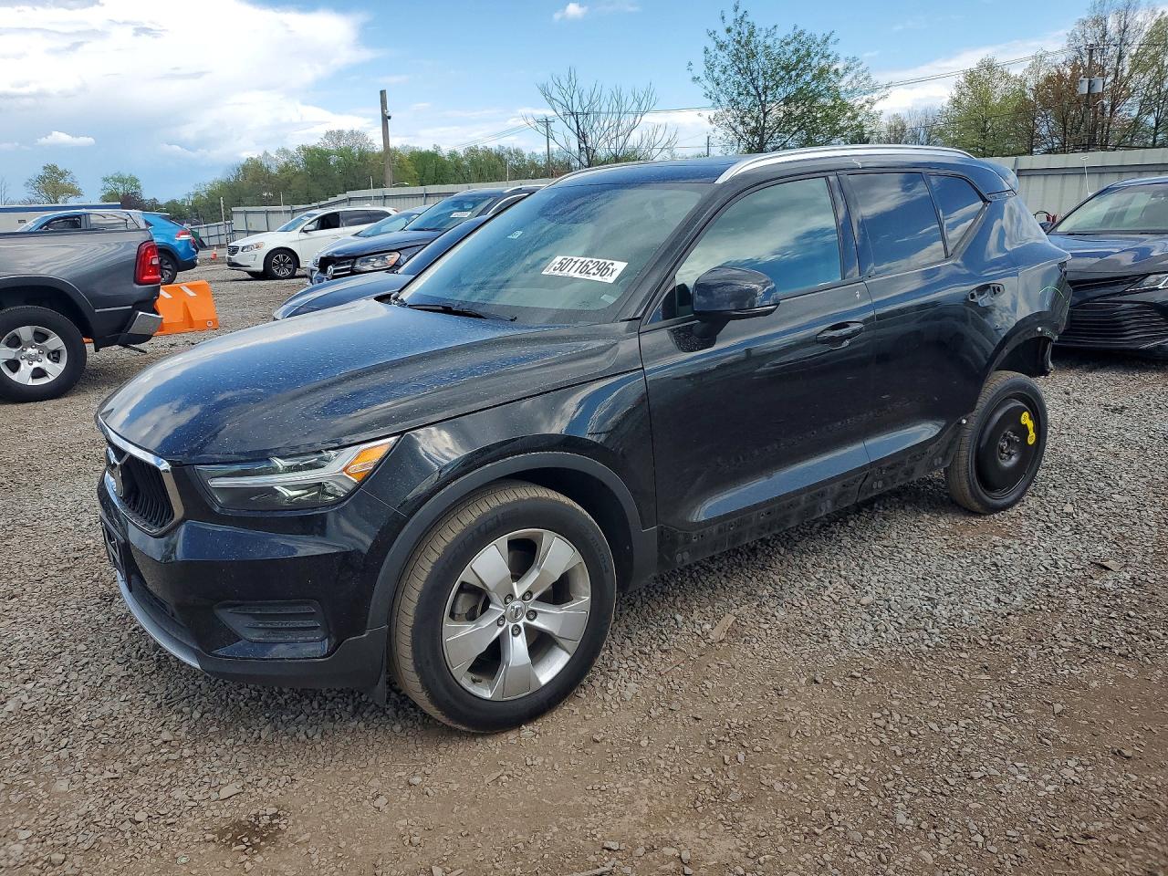 2020 VOLVO XC40 Momentum
