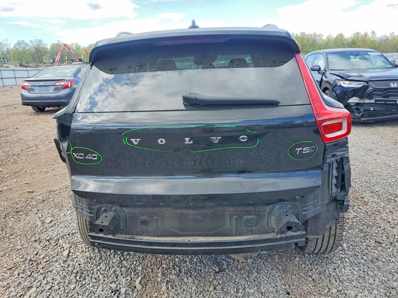 2020 VOLVO XC40 Momentum