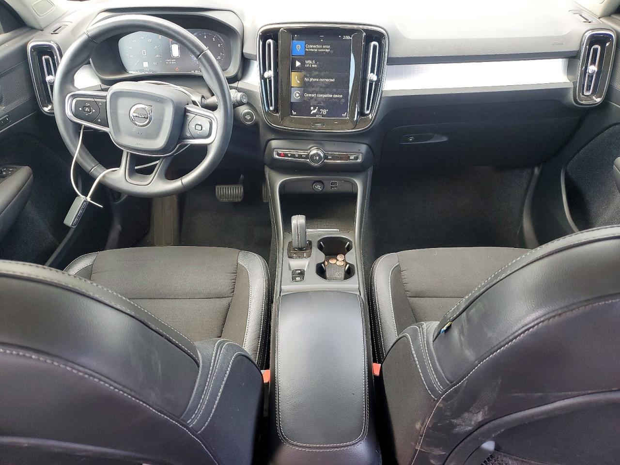 2020 VOLVO XC40 Momentum