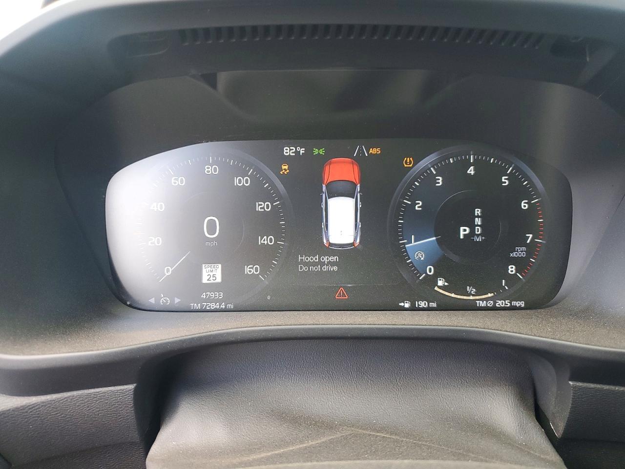 2020 VOLVO XC40 Momentum