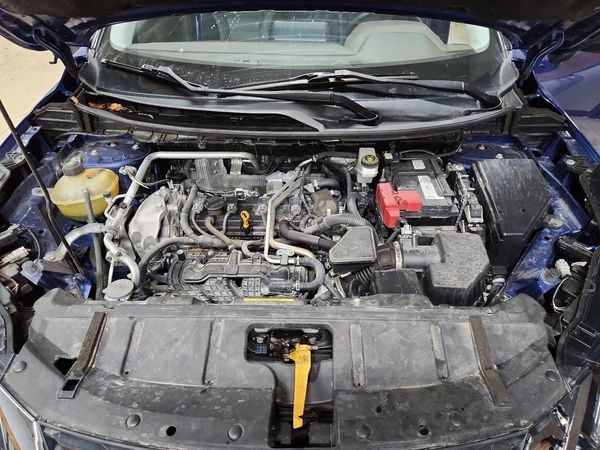 2021 NISSAN ROGUE SV — Engine bay