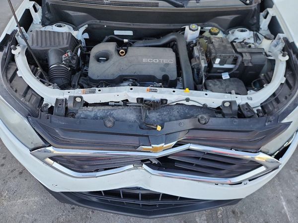 2018 CHEVROLET EQUINOX LT (1LT) — Engine bay