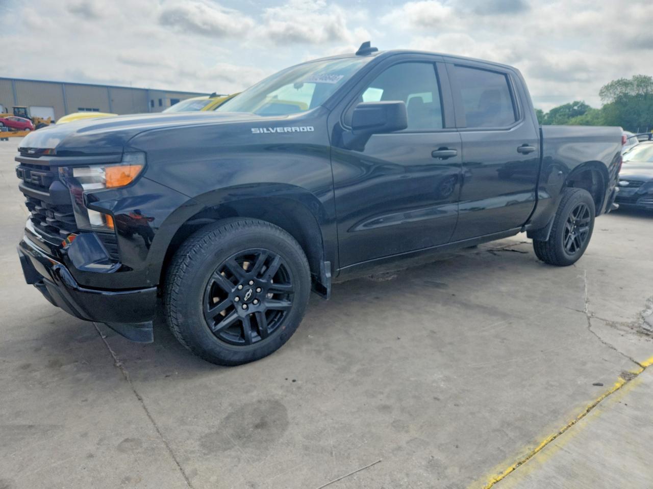 2024 CHEVROLET SILVERADO Custom — Front 3/4