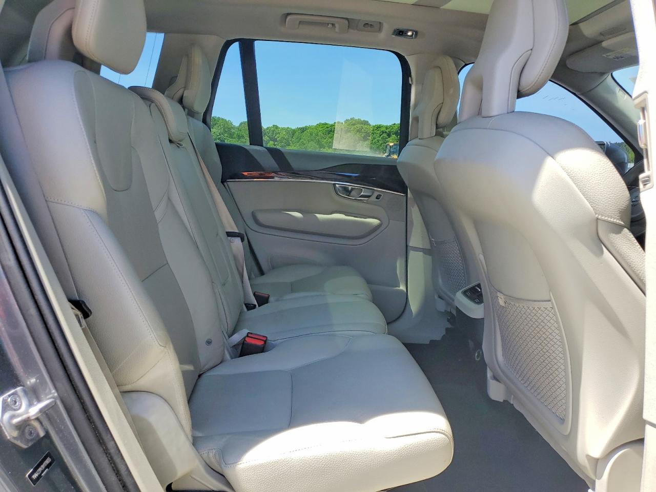 2017 VOLVO XC90 Momentum