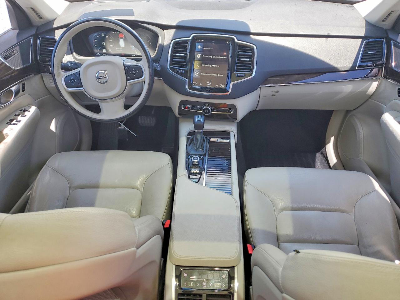 2017 VOLVO XC90 Momentum