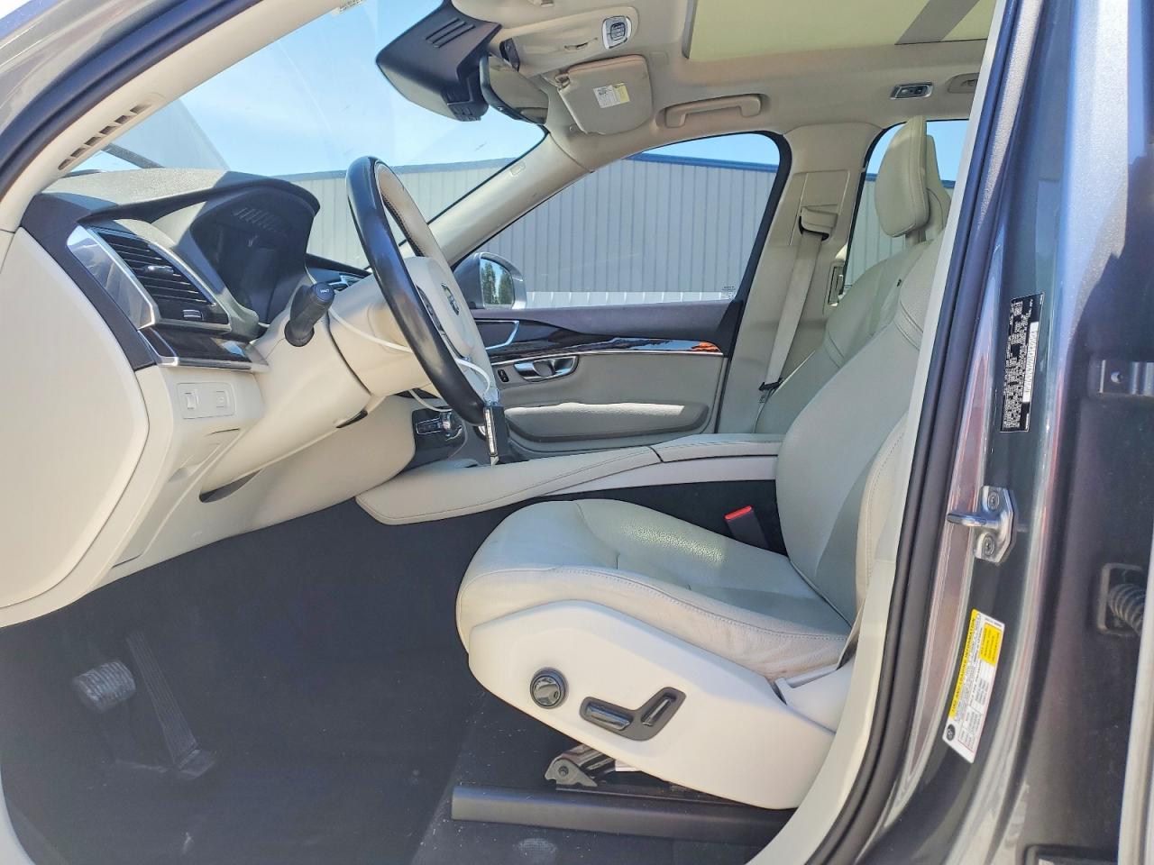 2017 VOLVO XC90 Momentum