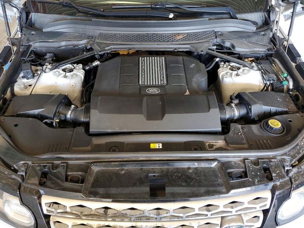 2015 LAND ROVER RANGEROVER HSE — Engine bay