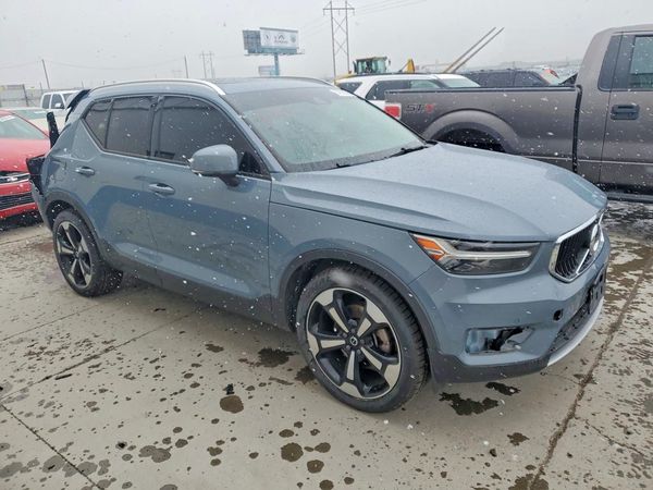 2020 VOLVO XC40