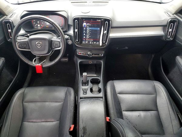 2020 VOLVO XC40