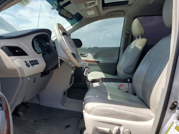 2014 TOYOTA SIENNA