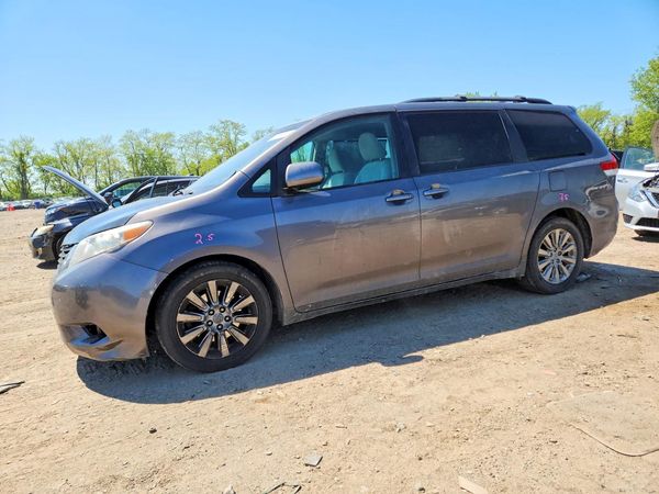 2012 TOYOTA SIENNA