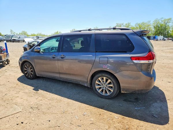 2012 TOYOTA SIENNA
