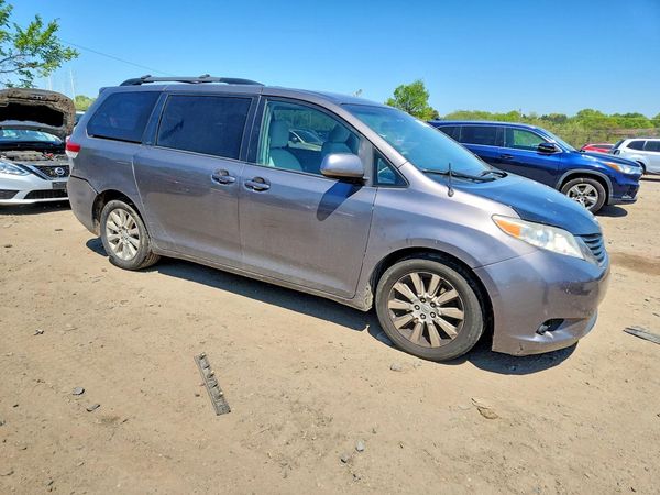 2012 TOYOTA SIENNA