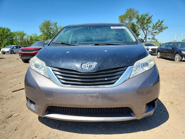2012 TOYOTA SIENNA