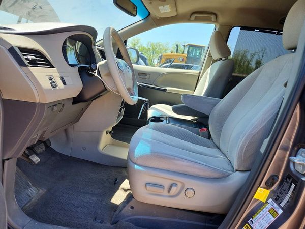 2012 TOYOTA SIENNA