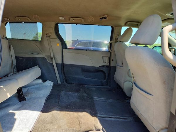 2012 TOYOTA SIENNA