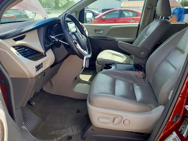 2017 TOYOTA SIENNA