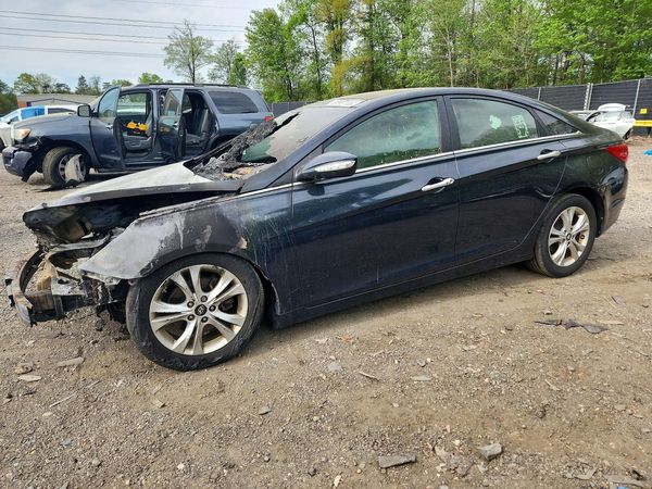 2013 HYUNDAI SONATA — Front 3/4