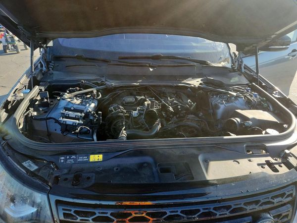 2020 LAND ROVER DISCOVERY HSE — Engine bay