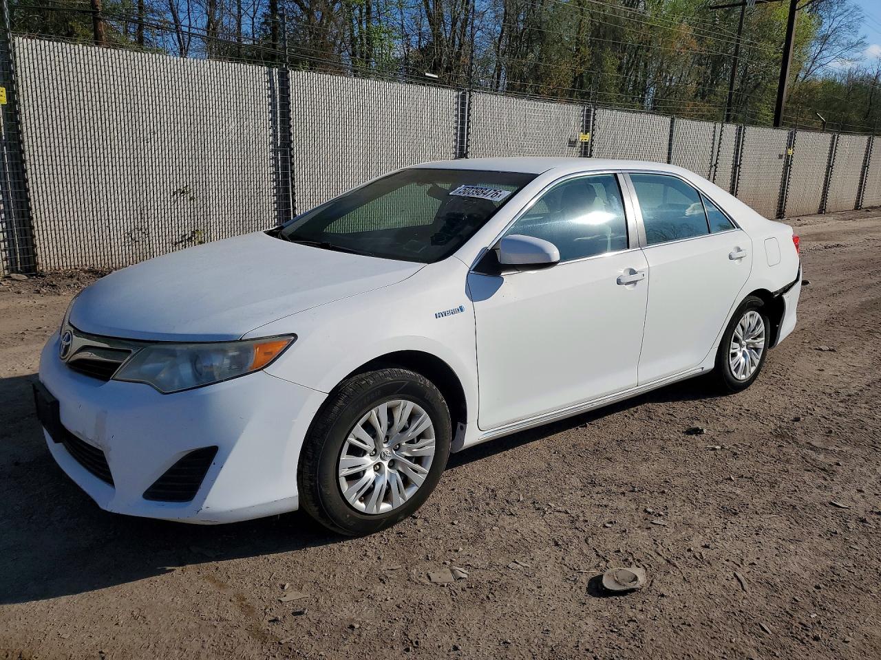 2013 TOYOTA CAMRY Hybrid — Front 3/4
