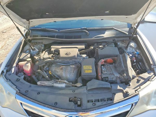 2013 TOYOTA CAMRY Hybrid — Engine bay