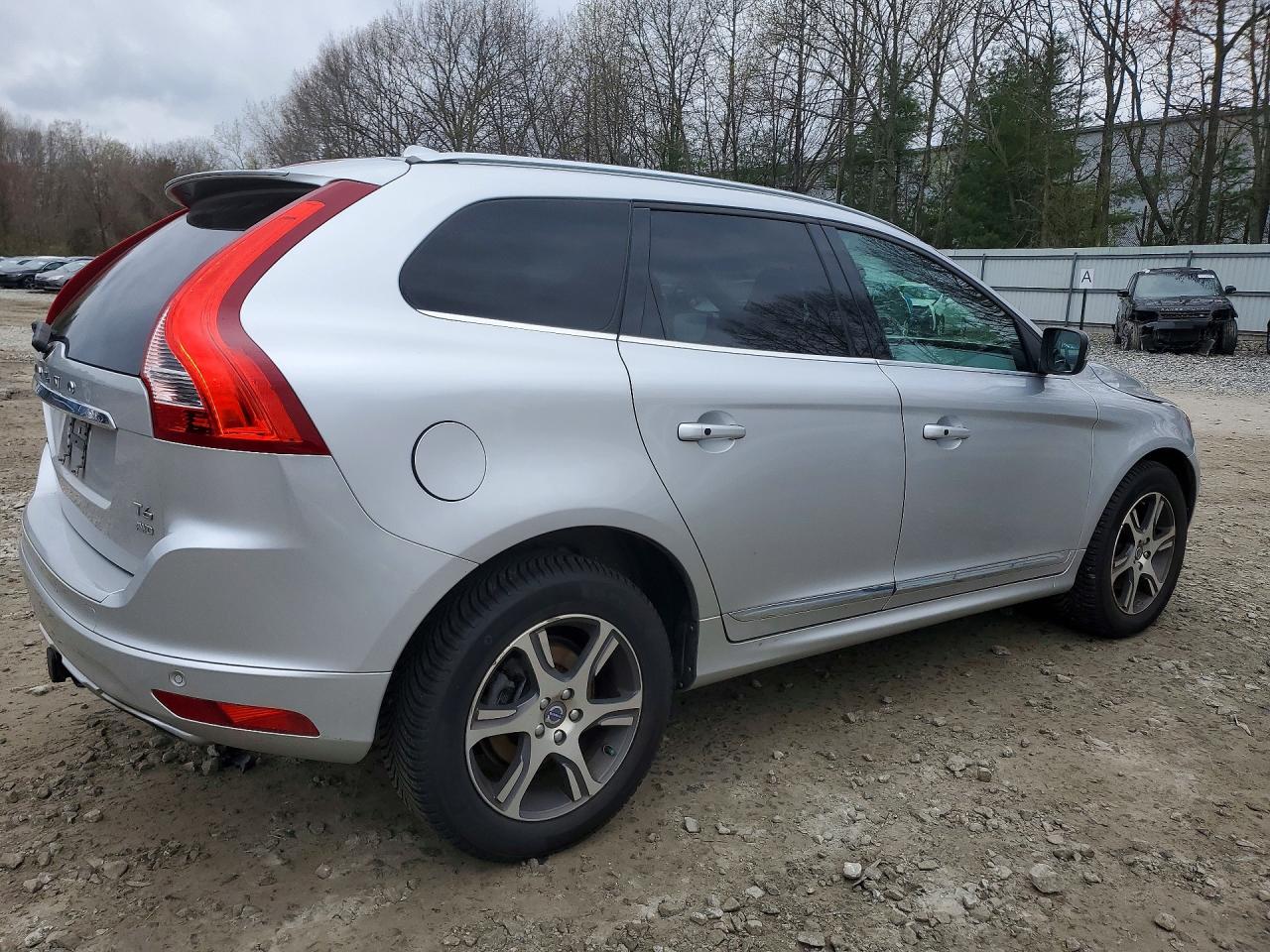 2015 VOLVO XC60 Premier (non R design)