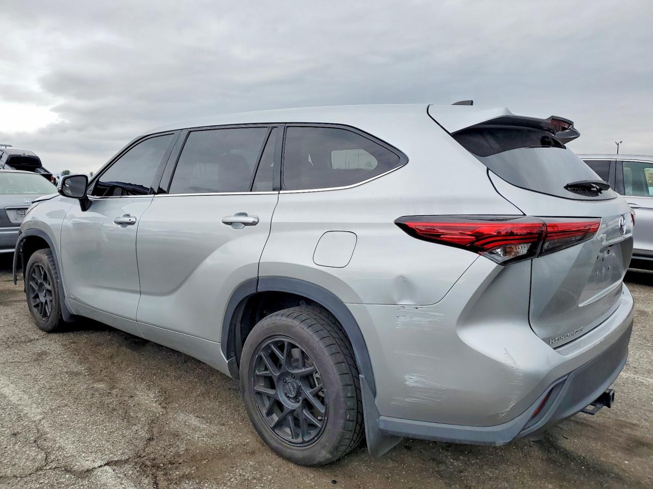 2022 TOYOTA HIGHLANDER LE