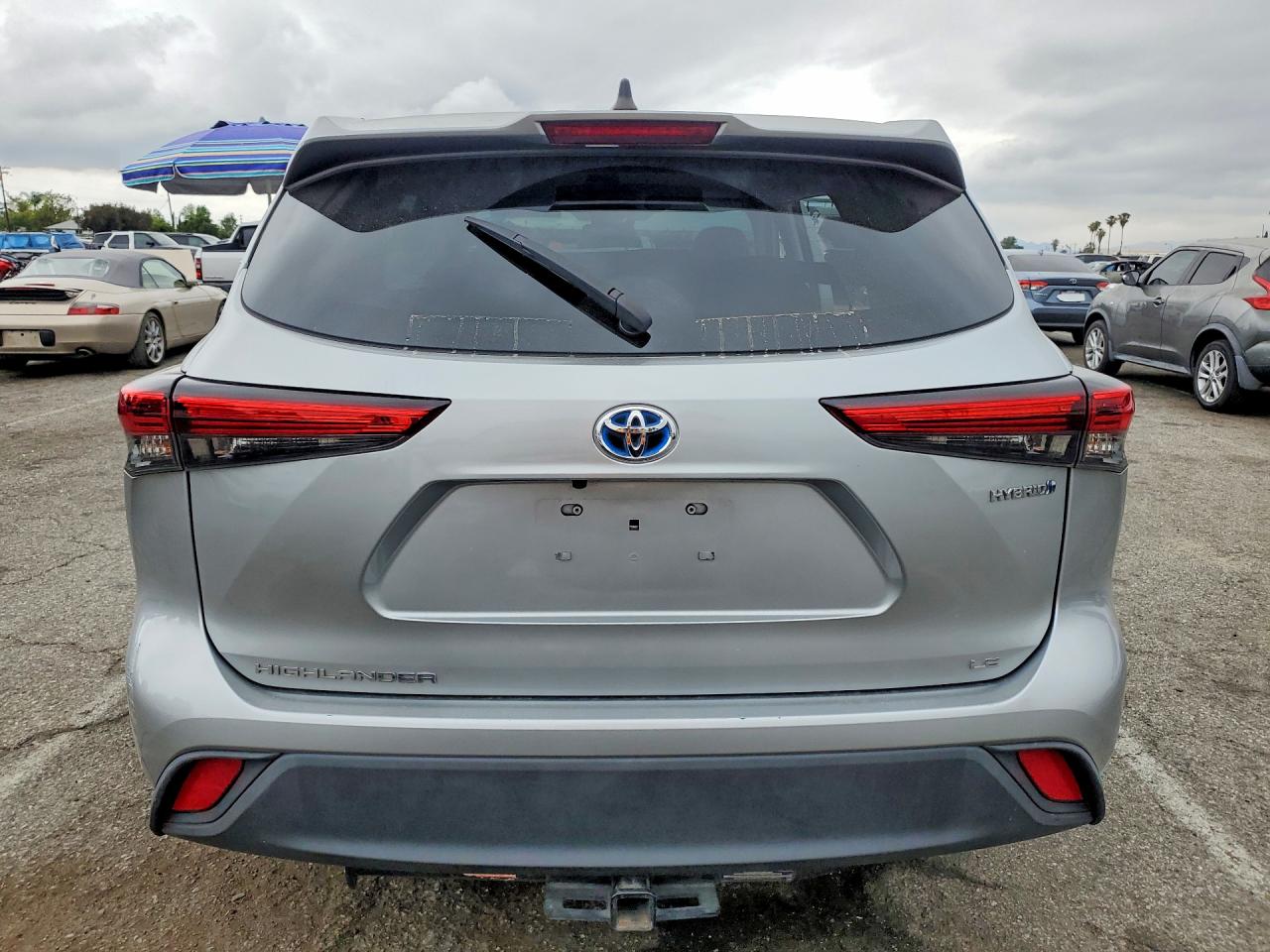 2022 TOYOTA HIGHLANDER LE
