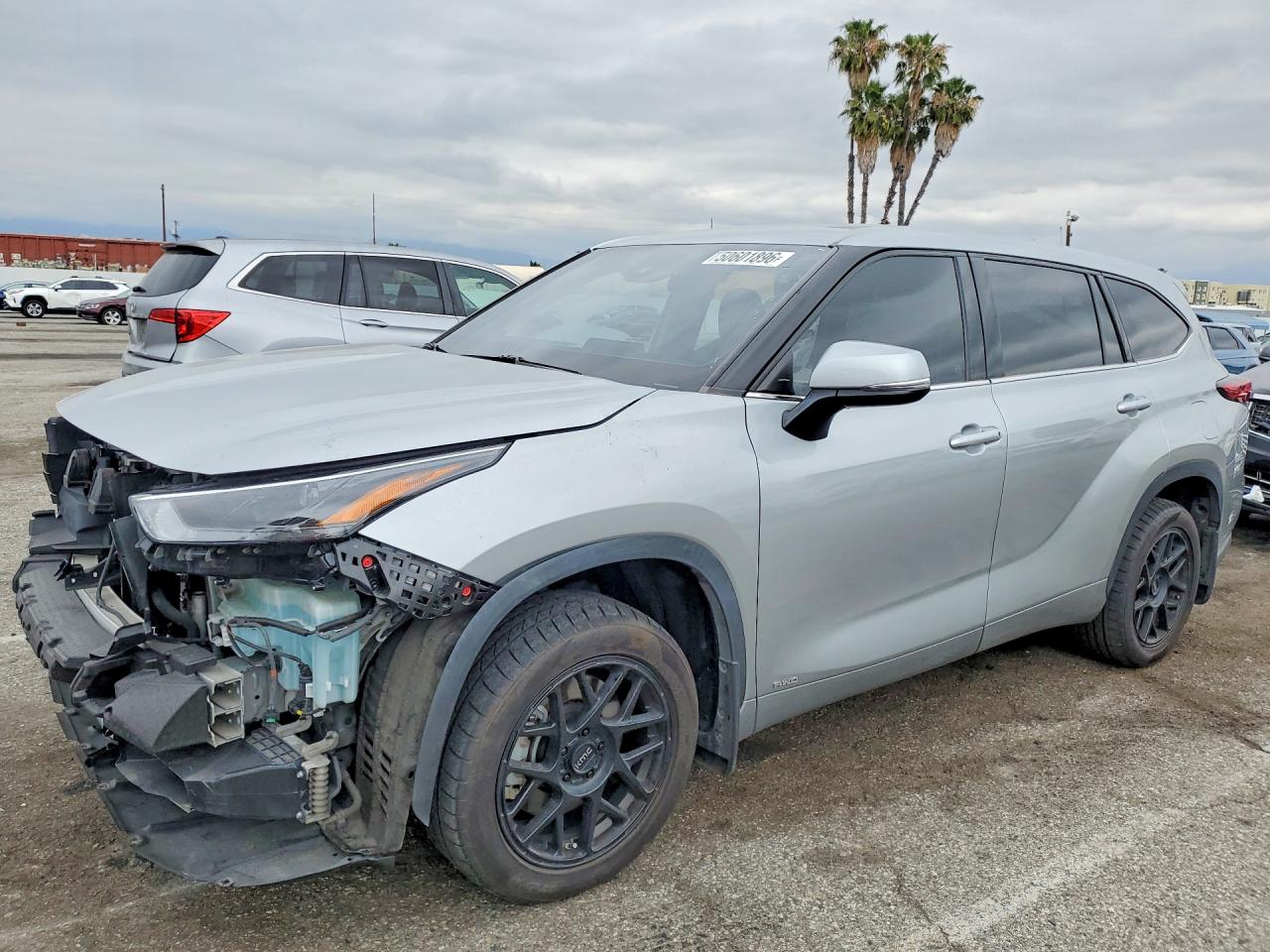2022 TOYOTA HIGHLANDER LE